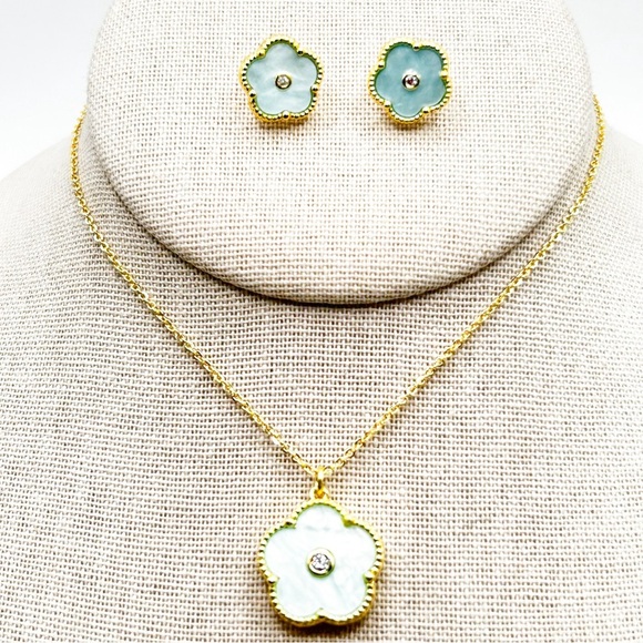 NWOT 18k Gold Plated, stainless steel light blue mother of pearl clover set - Picture 5 of 10